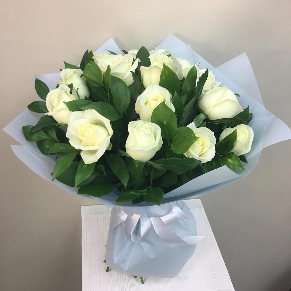Букет 15 Белых роз Проуд в Невельске