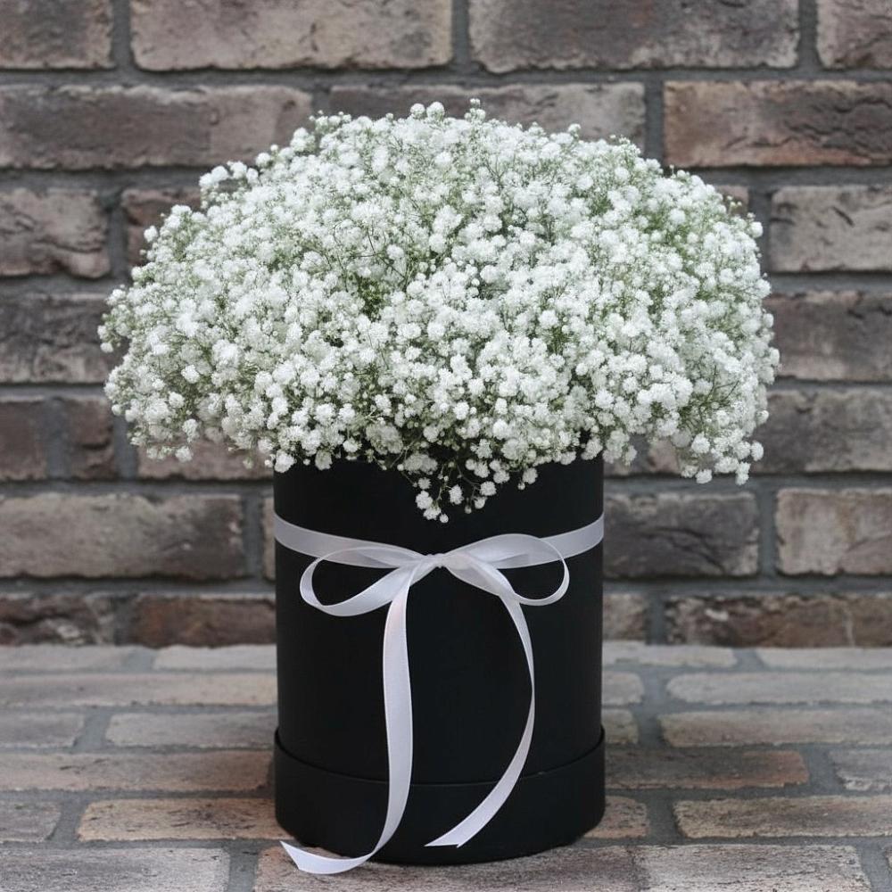 Цветочная композиция из Гипсофила в шляпной коробке в Невельске