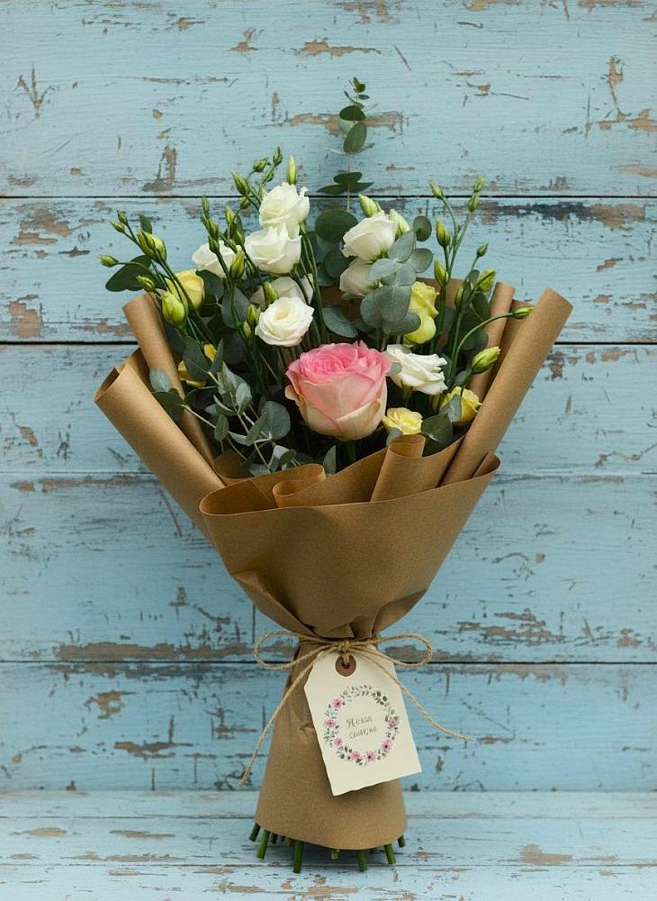 Букет цветов из: Розы и Лизиантусы в Невельске