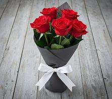 Букет 5 Красных роз Эдлесс Лав в Невельске