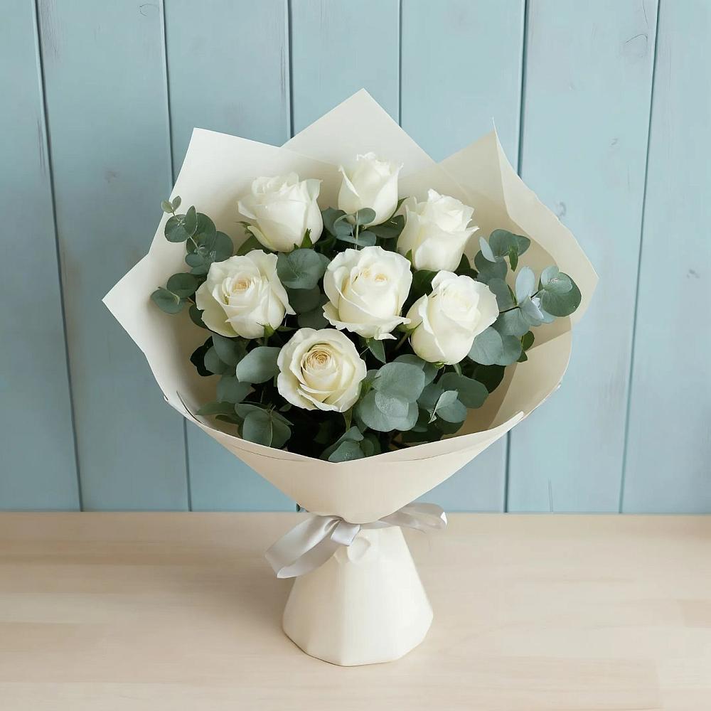 Букет Белые розы в Эвкалипте в Невельске