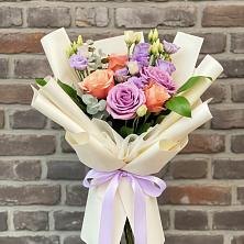 Букет цветов из:  Лизиантусы и Розы в Невельске