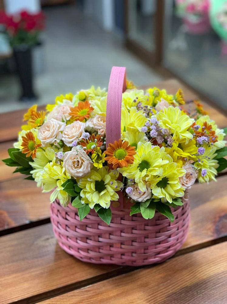 Цветочная композиция из Хризантемы и Розы в корзине в Невельске