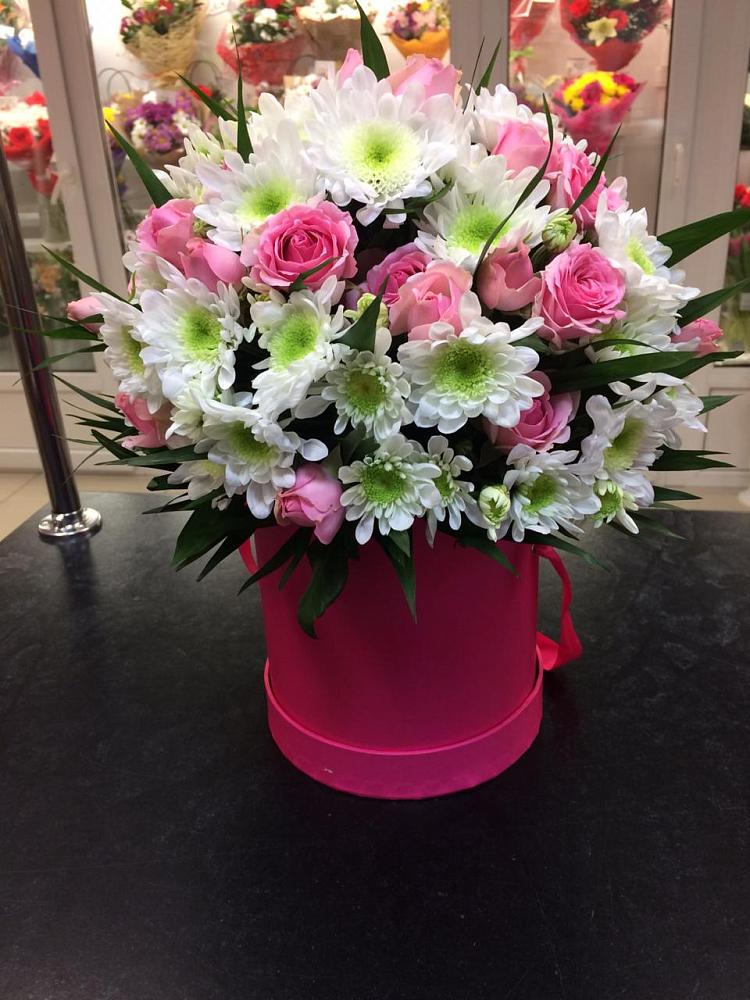 Цветочная композиция из Розы и Хризантемы в шляпной коробке в Невельске