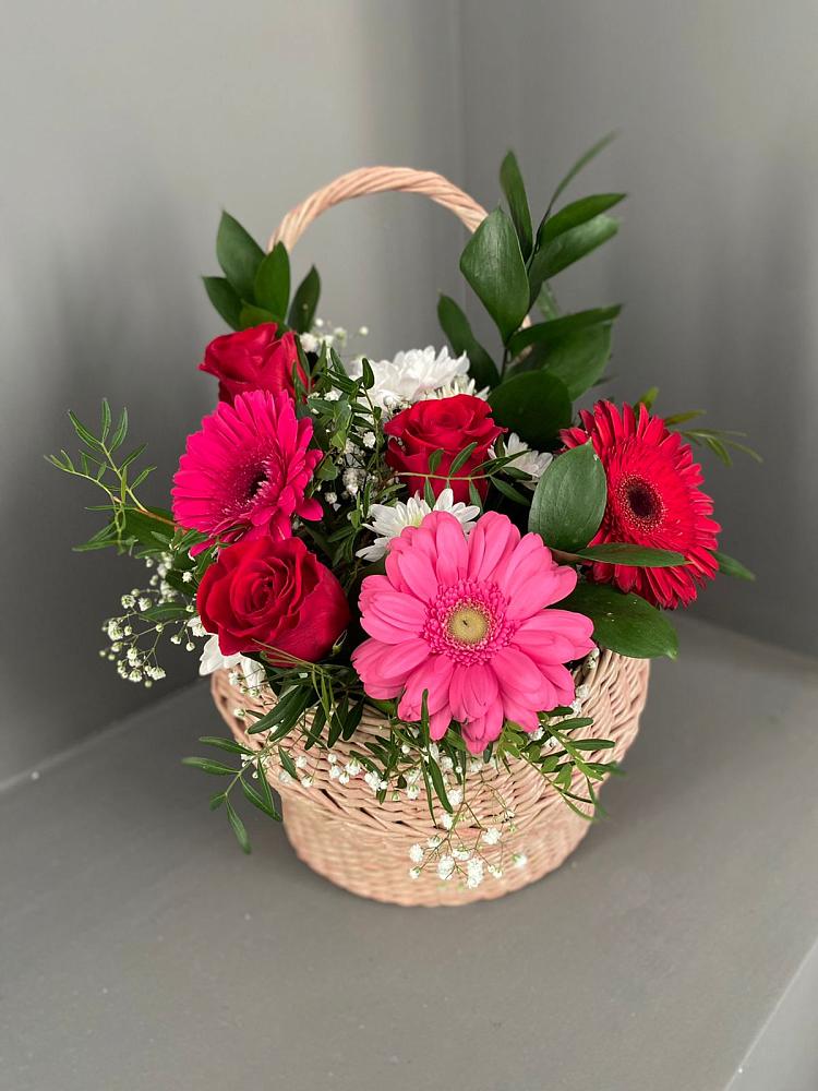 Цветочная композиция из Розы, Хризантемы и Герберы в корзине в Невельске