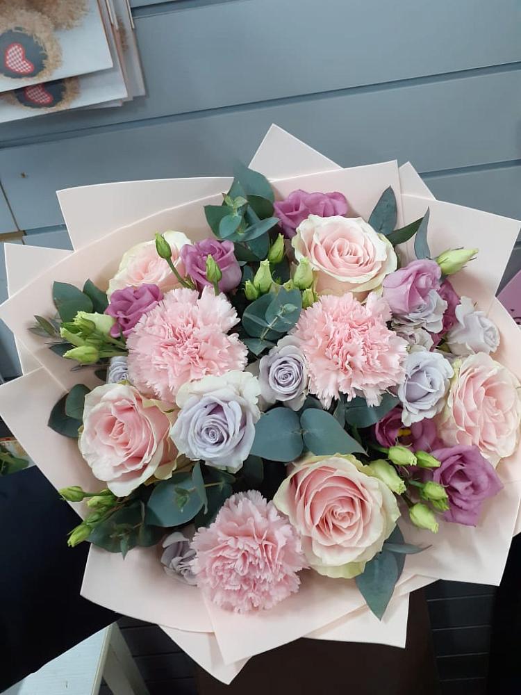 Букет цветов из: Розы, Гвоздики и Лизиантусы в Невельске