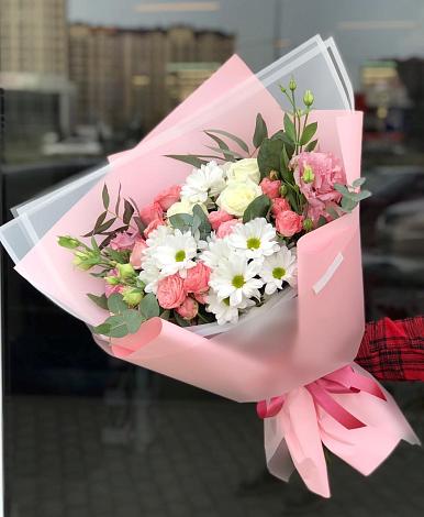Букет цветов из: Розы, Лизиантусы и Хризантемы в Невельске